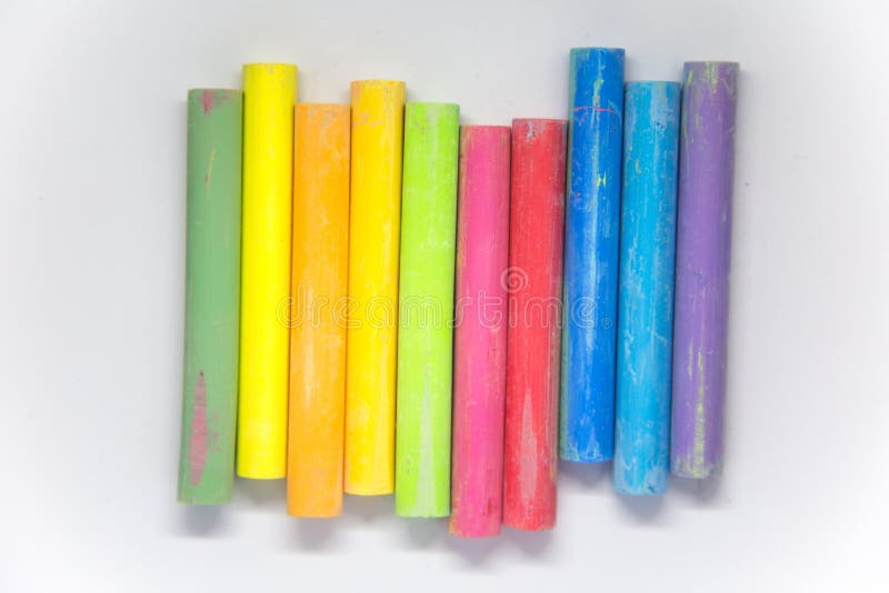 La tiza colorida viva se pega en un Libro Blanco Fuentes de escuela hermosas imagenes de archivo La tiza colorida viva se pega en un Libro Blanco Fuentes de escuela hermosas imagenes de archivo