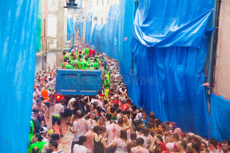 La Tomatina节日 图库摄影片. 图片 包括有 收获, 动画片, 愉快, 传统, 欧洲, 人群, 人们 46881627