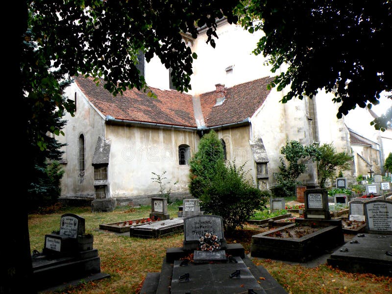 La tombe dans la cour de Bartolomeu (Bartholomä, Bartholomew) a enrichi l'église, Saxon, Roumanie photos stock La tombe dans la cour de Bartolomeu (Bartholomä, Bartholomew) a enrichi l'église, Saxon, Roumanie photos stock