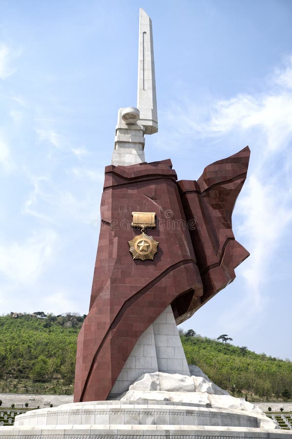 La torre commemorativa alla guerra di liberazione di patria martirizza il cimitero Pyongyang, DPRK - Corea del Nord fotografia stock libera da diritti La torre commemorativa alla guerra di liberazione di patria martirizza il cimitero Pyongyang, DPRK - Corea del Nord fotografia stock libera da diritti