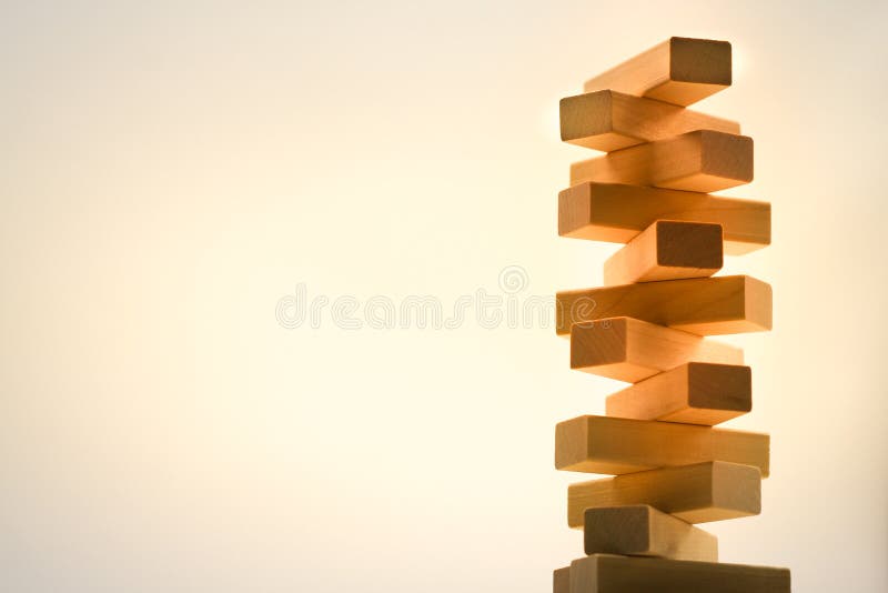 La torre de madera de la pila de los bloques de madera juega en fondo abstracto fotos de archivo libres de regalías La torre de madera de la pila de los bloques de madera juega en fondo abstracto fotos de archivo libres de regalías