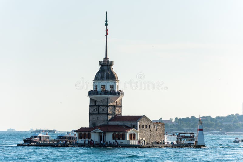 La Torre de la Maiden, también conocida como Torre de Leander desde la época medieval bizantina, es una torre situada en un islot imágenes de archivo libres de regalías La Torre de la Maiden, también conocida como Torre de Leander desde la época medieval bizantina, es una torre situada en un islot imágenes de archivo libres de regalías