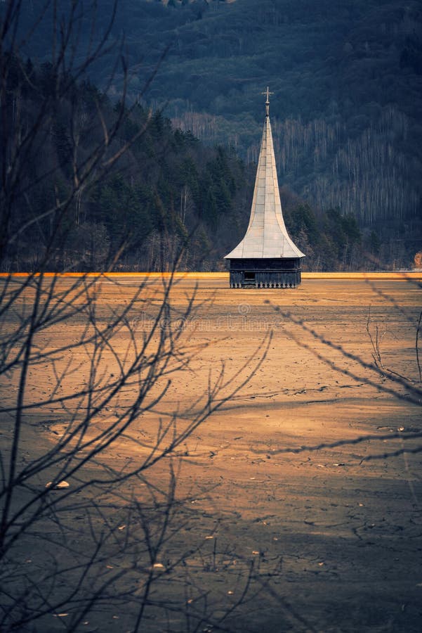 La torre de una iglesia situada en un pueblo inundado con la basura estéril de una empresa minera en un lugar dramático y solitar imagenes de archivo La torre de una iglesia situada en un pueblo inundado con la basura estéril de una empresa minera en un lugar dramático y solitar imagenes de archivo