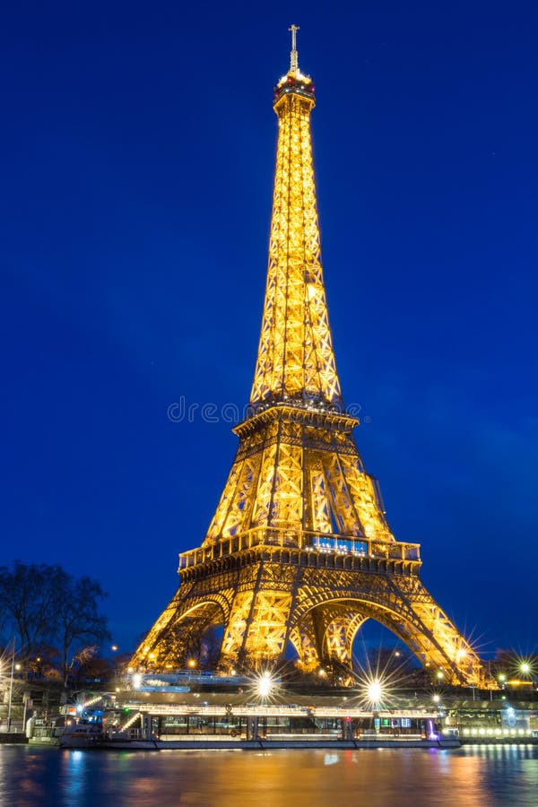 La Torre Eiffel Alla Notte A Parigi La Torre Eiffel Illuminata E Il Posto Di Viaggio Piu Popolare E L Icona Culturale Globale Del Fotografia Stock Editoriale Immagine Di France Francese