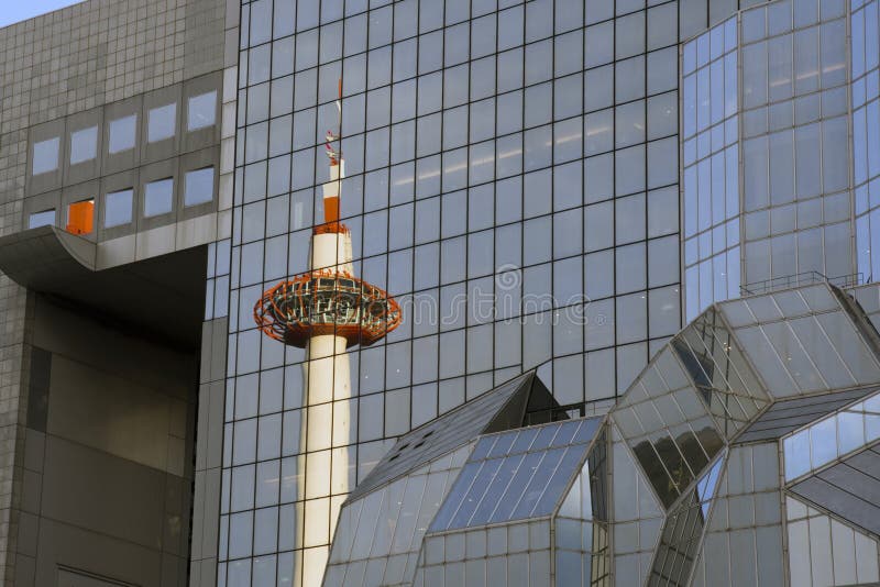 La torre radiofonica a Kyoto è riflessa nella facciata della costruzione della stazione fotografie stock libere da diritti La torre radiofonica a Kyoto è riflessa nella facciata della costruzione della stazione fotografie stock libere da diritti