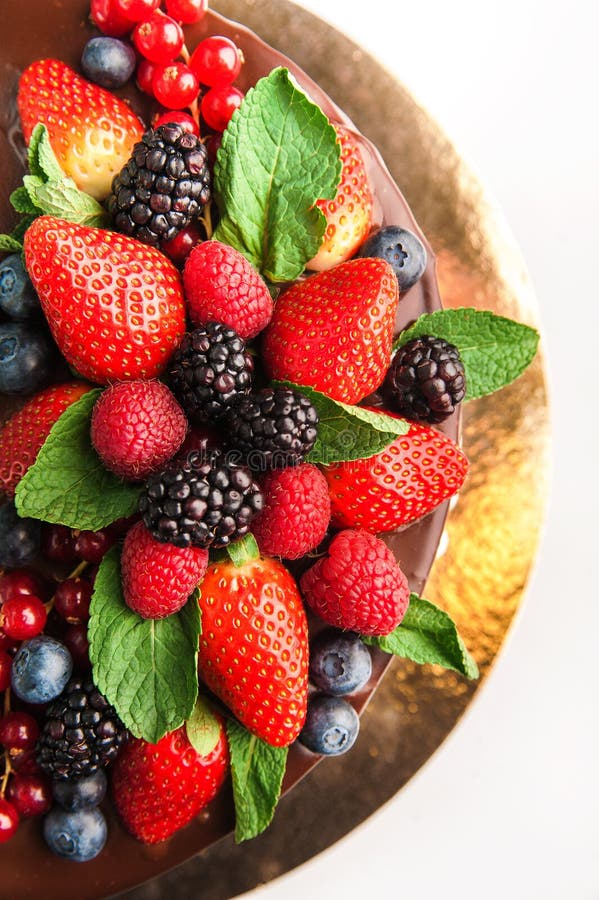 La Torta Con La Fruta, Chocolate, Flores Está En Un Espacio Blanco Del  Primer Y De La Copia Del Fondo Foto de archivo - Imagen de casero,  colorido: 152237368