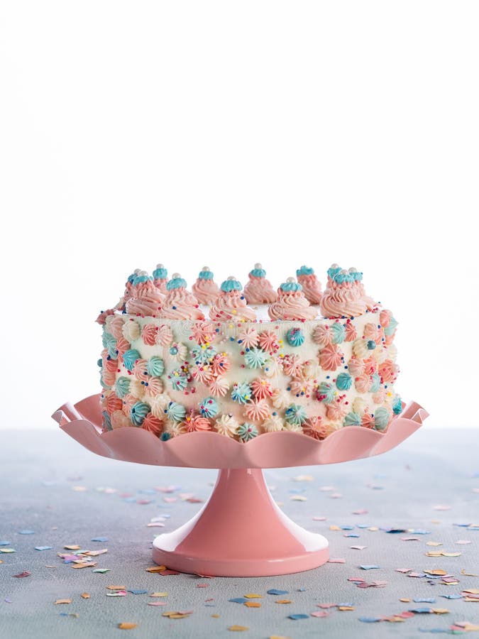 La torta de cumpleaños colorida con asperja sobre el fondo blanco Concepto de la fiesta de cumpleaños de Childs de la celebración imagenes de archivo La torta de cumpleaños colorida con asperja sobre el fondo blanco Concepto de la fiesta de cumpleaños de Childs de la celebración imagenes de archivo