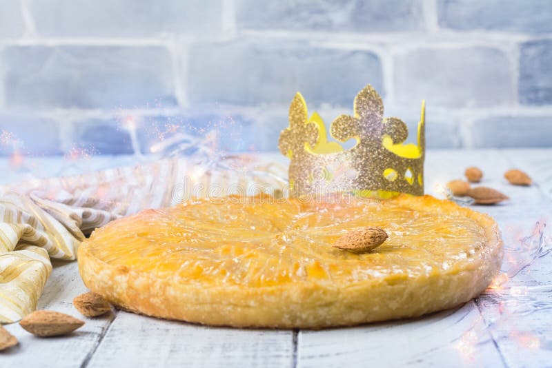 La torta hecha en casa del DES Rois de Galette con los reyes hechos a mano corona Torta francesa tradicional de la epifanía con l fotos de archivo La torta hecha en casa del DES Rois de Galette con los reyes hechos a mano corona Torta francesa tradicional de la epifanía con l fotos de archivo