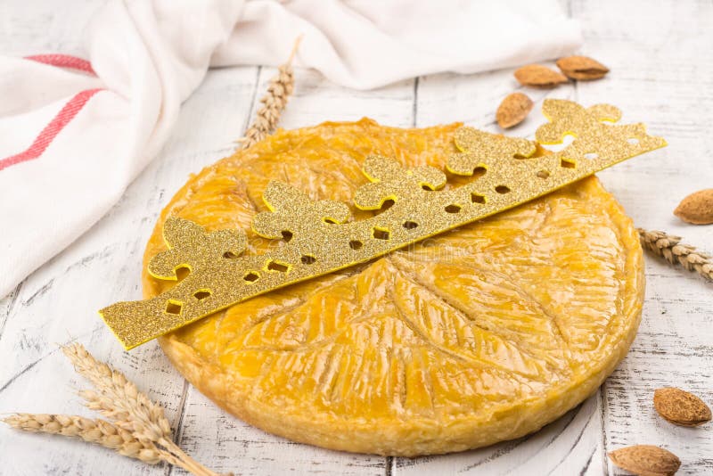 La torta hecha en casa del DES Rois de Galette con los reyes hechos a mano corona Torta francesa tradicional de la epifanía con l fotografía de archivo libre de regalías La torta hecha en casa del DES Rois de Galette con los reyes hechos a mano corona Torta francesa tradicional de la epifanía con l fotografía de archivo libre de regalías