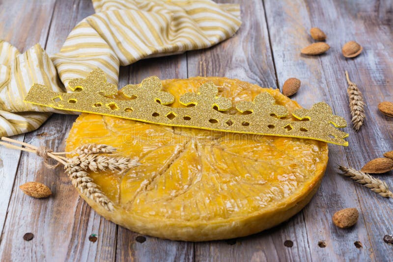 La torta hecha en casa del DES Rois de Galette con los reyes hechos a mano corona Torta francesa tradicional de la epifanía con l foto de archivo libre de regalías La torta hecha en casa del DES Rois de Galette con los reyes hechos a mano corona Torta francesa tradicional de la epifanía con l foto de archivo libre de regalías
