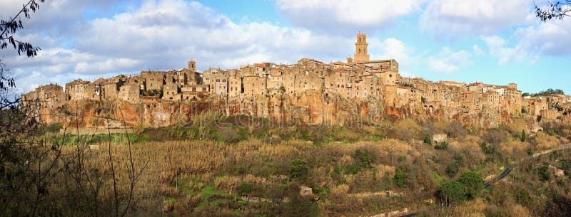 La Toscana, paesaggio medievale di panorama del villaggio di Pitigliano. L'Italia fotografie stock libere da diritti La Toscana, paesaggio medievale di panorama del villaggio di Pitigliano. L'Italia fotografie stock libere da diritti