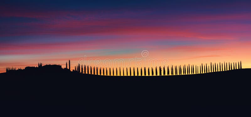 La Toscane, paysage panoramique avec la ferme célèbre dans beau photos stock La Toscane, paysage panoramique avec la ferme célèbre dans beau photos stock