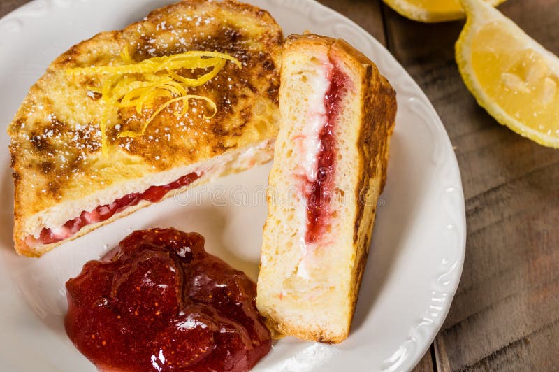 La tostada francesa rellena con el queso cremoso y la fresa gelatinan imágenes de archivo libres de regalías La tostada francesa rellena con el queso cremoso y la fresa gelatinan imágenes de archivo libres de regalías