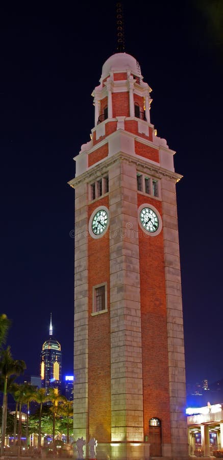 La tour d'horloge, Hong Kong (la nuit) photo stock La tour d'horloge, Hong Kong (la nuit) photo stock