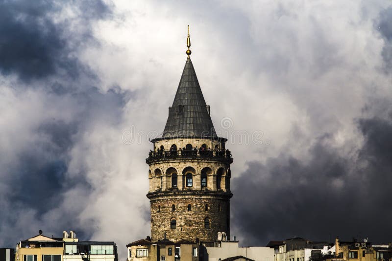 La tour de Galata quand une tempête brille photographie stock La tour de Galata quand une tempête brille photographie stock