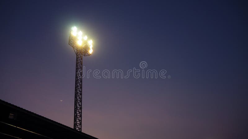La tour de projecteur de stade au-dessus du terrain de football à la nuit images stock La tour de projecteur de stade au-dessus du terrain de football à la nuit images stock