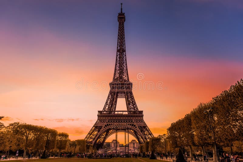 Tour Lumineuse Par Eiffel De Crépuscule Photo éditorial - Image du
