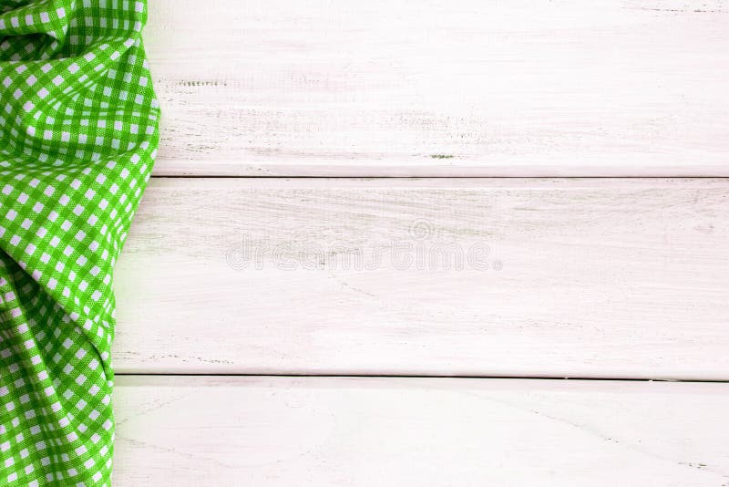 La tovaglia o il tovagliolo a quadretti verde sgualcita su bianco vuoto immagini stock libere da diritti La tovaglia o il tovagliolo a quadretti verde sgualcita su bianco vuoto immagini stock libere da diritti
