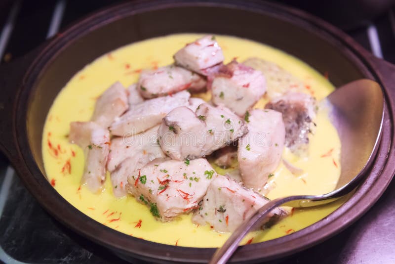 La tradizionale zuppa thailandese di curry verde, cotta con pesce di spigola Delizioso Gusto Alimentare, Cucina Asiatica, Culinar fotografia stock libera da diritti La tradizionale zuppa thailandese di curry verde, cotta con pesce di spigola Delizioso Gusto Alimentare, Cucina Asiatica, Culinar fotografia stock libera da diritti