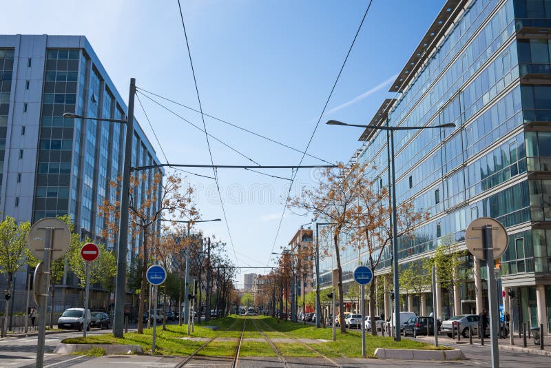 La tranvía en el medio de la ciudad rueda en el césped imágenes de archivo libres de regalías La tranvía en el medio de la ciudad rueda en el césped imágenes de archivo libres de regalías