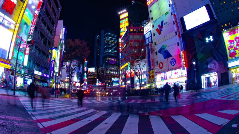 La traves?a del lapso de la noche en la ciudad de ne?n en Shibuya Tokio tir? de par en par el filtrado