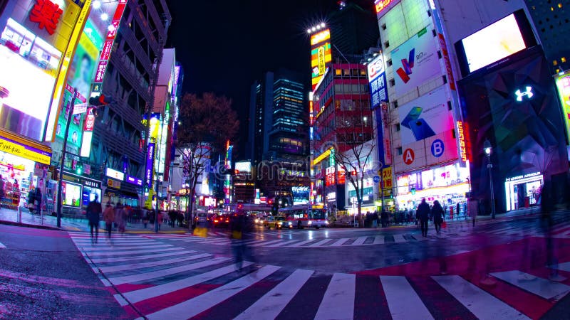 La traves?a del lapso de la noche en la ciudad de ne?n en Shibuya Tokio tir? de par en par el filtrado