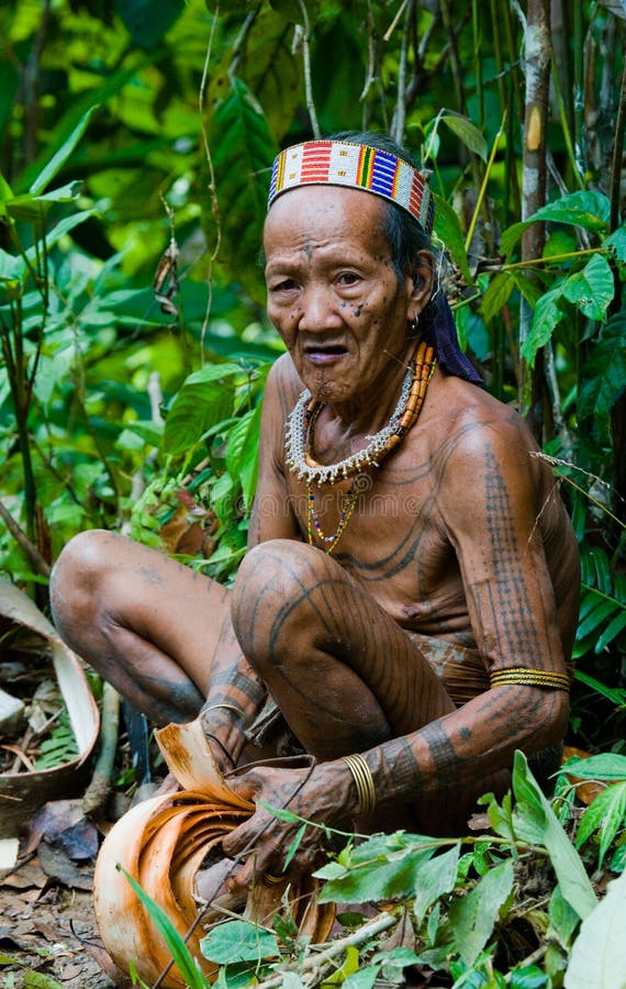 La Tribu  De Mentawai  Del Hombre En La Selva Hace Su Ropa 