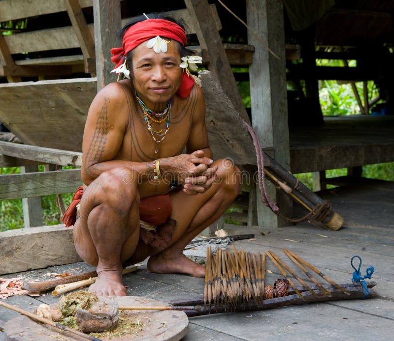 La Tribu  De Mentawai  Del Hombre Prepara El Veneno Para Las 