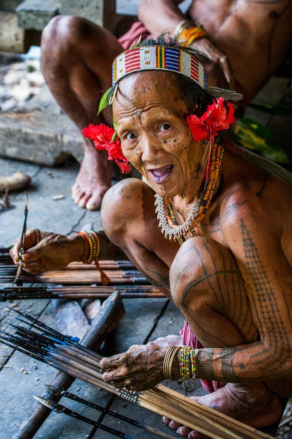La Tribu  De Mentawai  Del Hombre Prepara El Veneno Para Las 