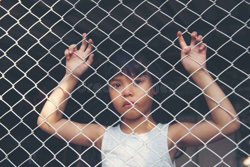 Prisioneiro Infantil Tenta Escapar Da Prisão. Imagem de Stock - Imagem de  infância, sala: 172691801