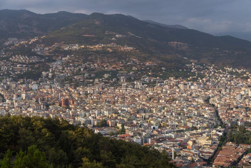 La turquie d'alanya vue d'un oeil d'oiseaux. ville densément peuplée d'en haut. photo stock