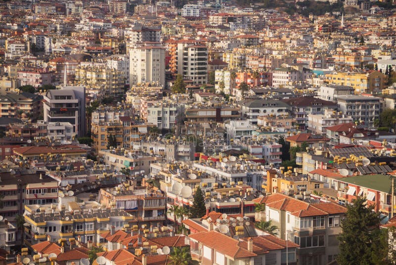 La turquie d'alanya vue d'un oeil d'oiseaux. ville densément peuplée d'en haut. voyage en turquie. photos libres de droits