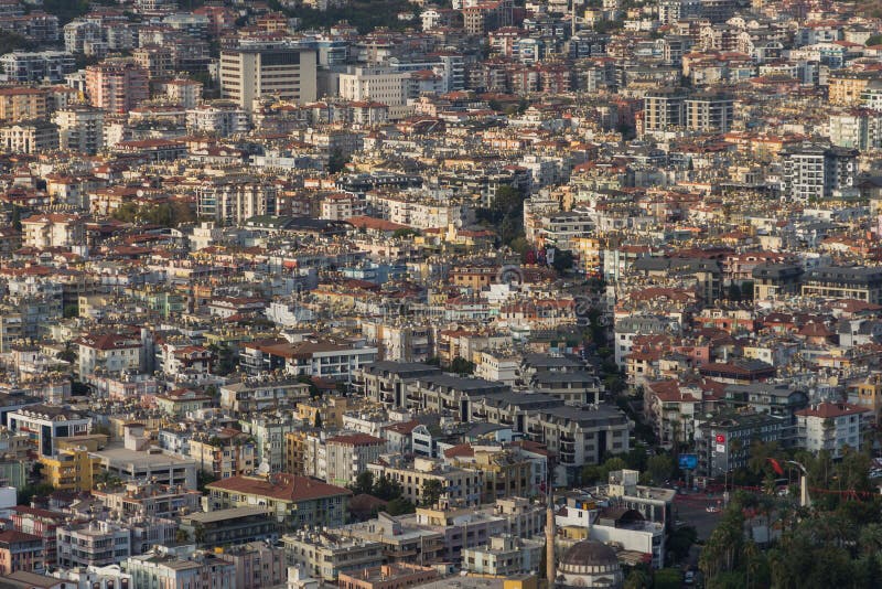 La turquie d'alanya vue d'un oeil d'oiseaux. ville densément peuplée d'en haut. voyage en turquie. photographie stock