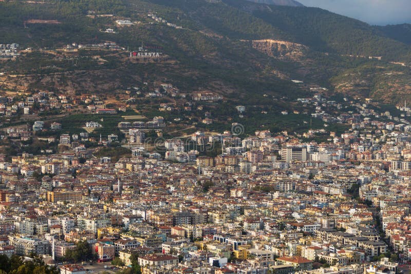 La turquie d'alanya vue d'un oeil d'oiseaux. ville densément peuplée d'en haut. images libres de droits