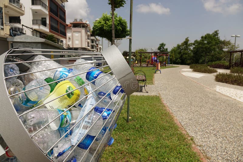 La Turquie Manavgat- juin 2018 Bouteilles en plastique dans le conteneur Collecte des d?chets distincte ?cologie photographie stock libre de droits La Turquie Manavgat- juin 2018 Bouteilles en plastique dans le conteneur Collecte des d?chets distincte ?cologie photographie stock libre de droits