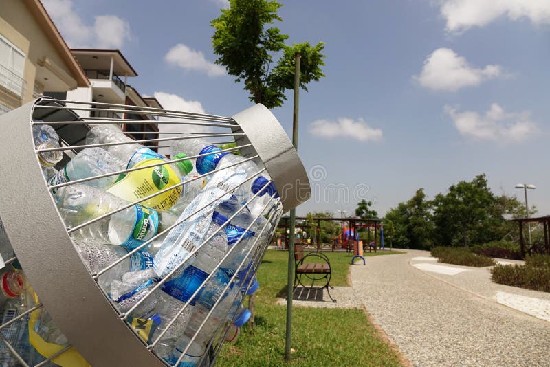 La Turquie Manavgat- juin 2018 Bouteilles en plastique dans le conteneur Collecte des d?chets distincte ?cologie image stock La Turquie Manavgat- juin 2018 Bouteilles en plastique dans le conteneur Collecte des d?chets distincte ?cologie image stock