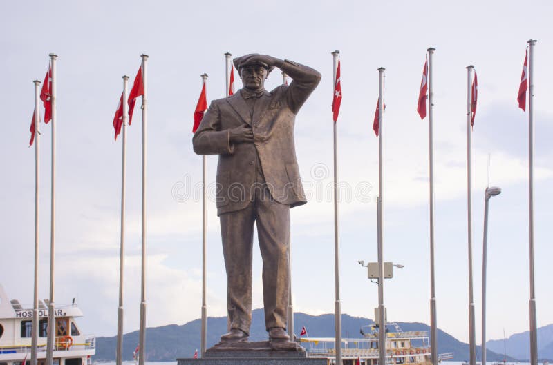 La Turquie, Marmaris - 20 juin 2019 Monument de Mustafa Kemal Ataturk et et drapeaux nationaux de la Turquie moderne dans Marmari photos libres de droits La Turquie, Marmaris - 20 juin 2019 Monument de Mustafa Kemal Ataturk et et drapeaux nationaux de la Turquie moderne dans Marmari photos libres de droits