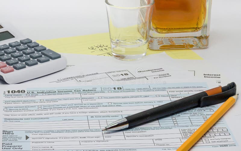 La tâche ingrate, frustrante et baissante de préparer la déclaration d'impôt annuelle images stock La tâche ingrate, frustrante et baissante de préparer la déclaration d'impôt annuelle images stock
