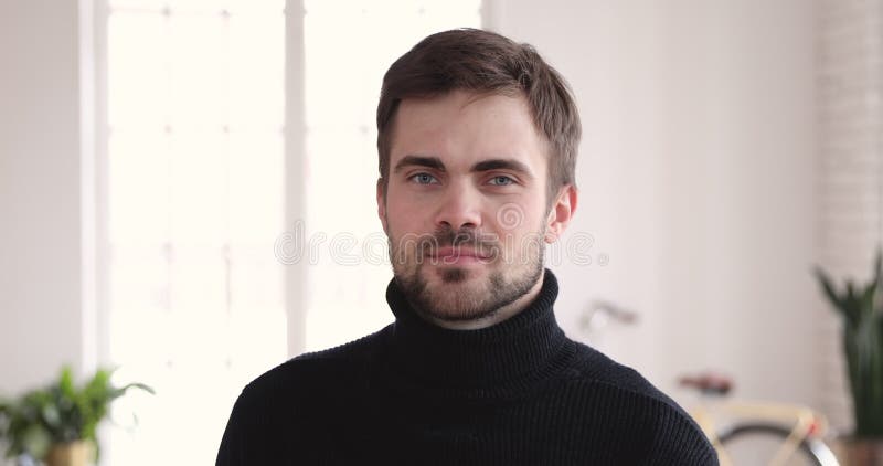 La tête a tiré la position de belle barbe sourire d'homme d'affaires dans le bureau.