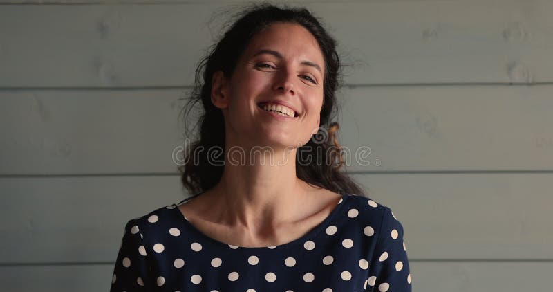 La tête a tiré sincère jeune belle femme hispanique regardant la caméra. banque de vidéos