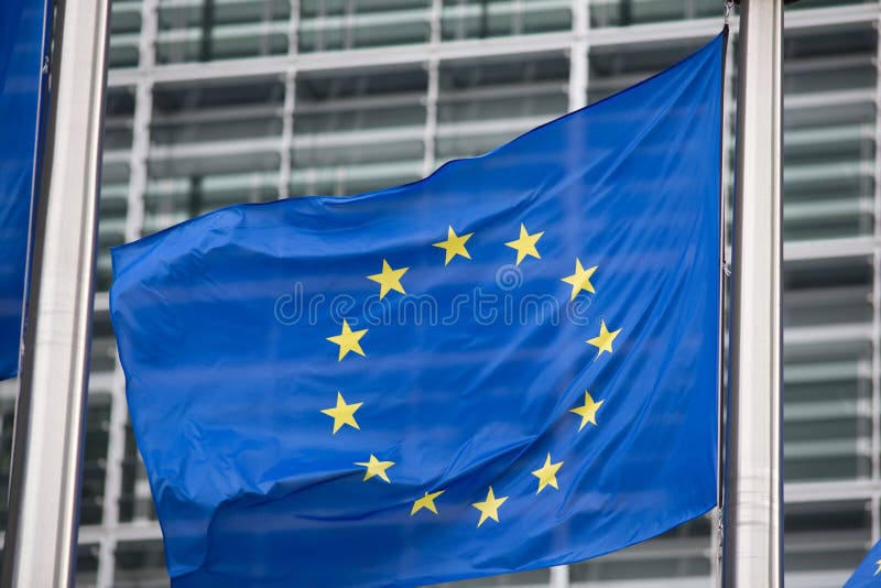 La UE de la Comisión Europea señala por medio de una bandera en Bruselas