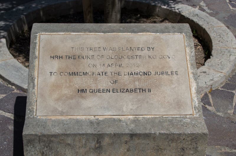 La Valeta, Malta - 9 de mayo de 2017: Placa con la información sobre el árbol plantado para conmemorar el jubileo de diamante de foto de archivo La Valeta, Malta - 9 de mayo de 2017: Placa con la información sobre el árbol plantado para conmemorar el jubileo de diamante de foto de archivo