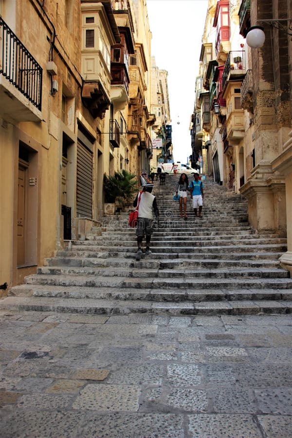 La Valette, Malte, août 2015 Touristes sur une des rues médiévales photo stock La Valette, Malte, août 2015 Touristes sur une des rues médiévales photo stock