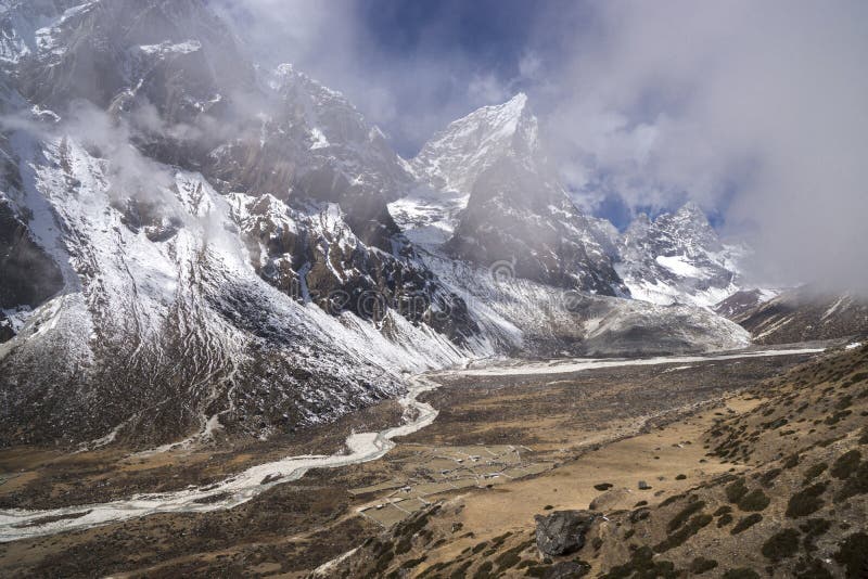 La valle di Pheriche con Taboche e cholatse alza nel Nepal immagini stock La valle di Pheriche con Taboche e cholatse alza nel Nepal immagini stock