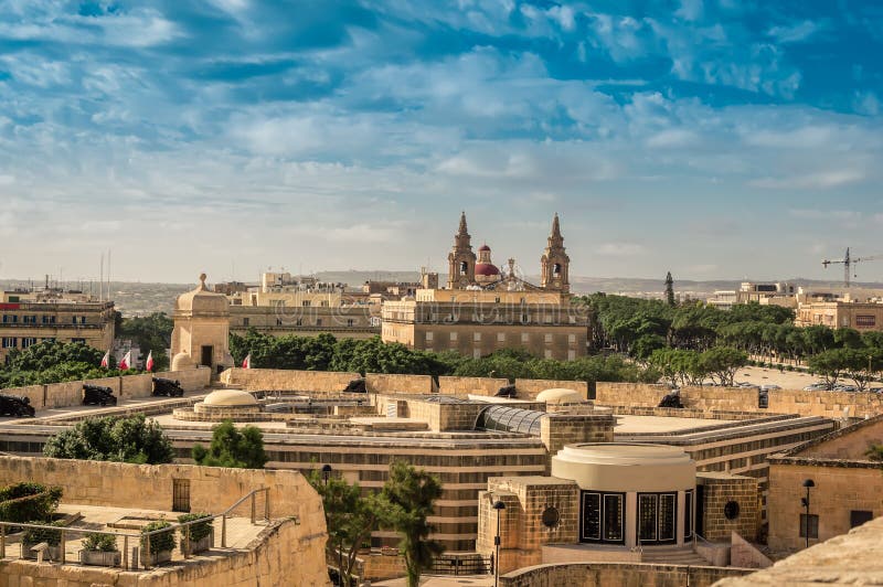 La Valletta, Malta: Vista sopra la fortificazione medievale della città fotografia stock La Valletta, Malta: Vista sopra la fortificazione medievale della città fotografia stock