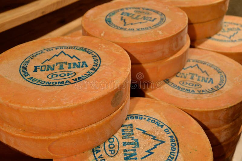 La vallée d'Aoste Fontina, fromage d'Italien de marque déposée Stockage vieillissant de caverne traditionnelle photos libres de droits La vallée d'Aoste Fontina, fromage d'Italien de marque déposée Stockage vieillissant de caverne traditionnelle photos libres de droits