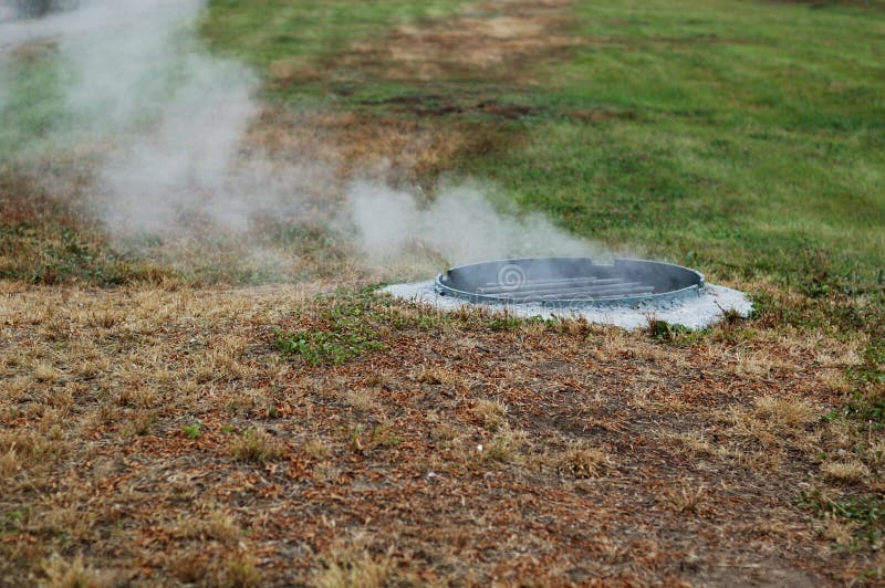La vapeur sort de l'égout photos stock La vapeur sort de l'égout photos stock