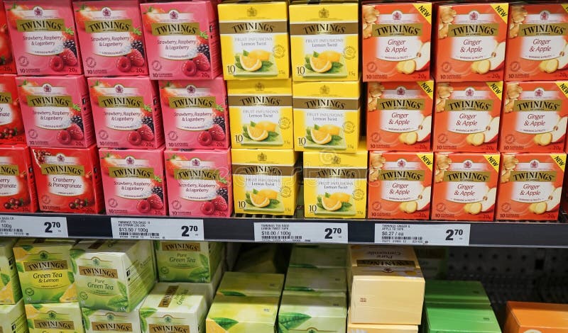 La variedad del té con sabor a fruta 20g de Twinings embala las bayas, el jengibre y Apple, limón en la exhibición en colmado imagen de archivo La variedad del té con sabor a fruta 20g de Twinings embala las bayas, el jengibre y Apple, limón en la exhibición en colmado imagen de archivo