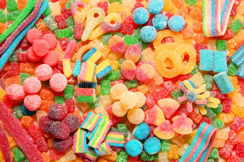 La varietà ordinata di caramelle acide include le masticazioni acide estreme del frutto a bacca, le chiavi, le cinghie acide dell