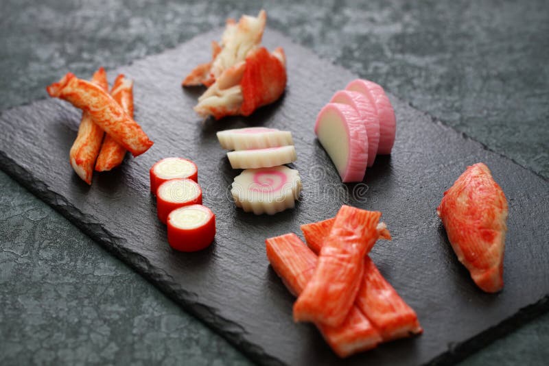 Variété de produits à base de surimi, bâtonnets de crabe imitation photo libre de droits